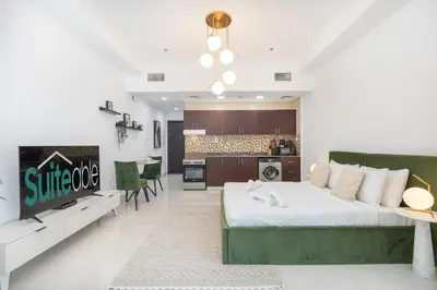 a bedroom with a large bed and a kitchen at Comfortable Broad Studio in Business Bay-Suiteable in Dubai