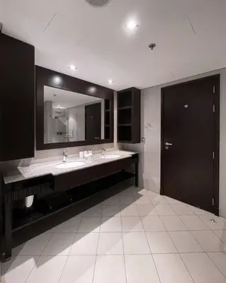 a bathroom with two sinks and a large mirror at Authentic 2 bdr in Anantara Resort Palm Jumeirah in Dubai