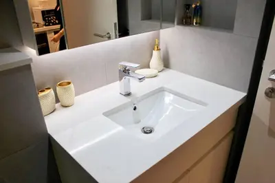 a white sink in a bathroom with a mirror at Розкішна квартира з видом на Бурж Халіфа in Dubai