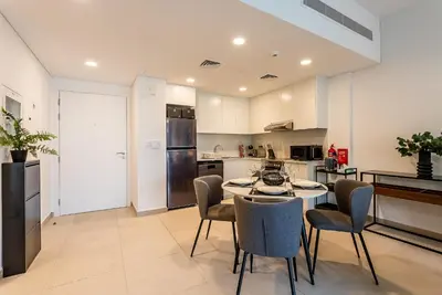 a kitchen and dining room with a table and chairs at Modern 1BDR Apartment I Madinat Jumeirah Living I Asayel 3 in Dubai