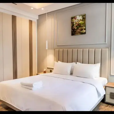 Elegant 2 BDR Apt