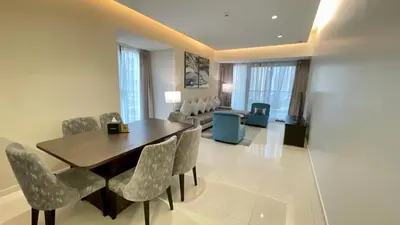 a dining room with a table and chairs at Appartement spacieux de luxe à 5mn du Burj Khalifa in Dubai