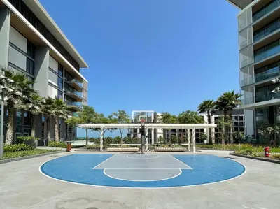 a basketball court with a basketball hoop in a courtyard at GuestReady - Magnificent stay in Bluewaters Island in Dubai