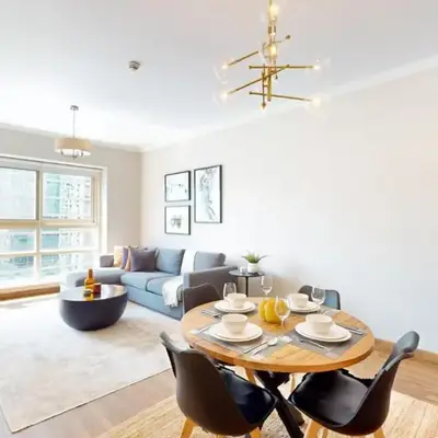 Marina Quays West - Modern One Bedroom in Marina