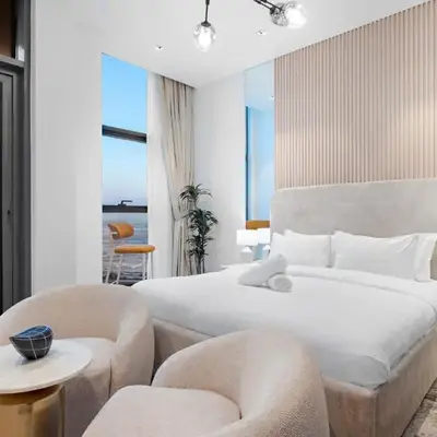 Chic Studio with Balcony & Skyline View l Pool & Gym