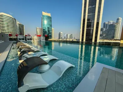 a swimming pool in a city with tall buildings at Wohnung im Stadtzentrum von Dubai in Dubai