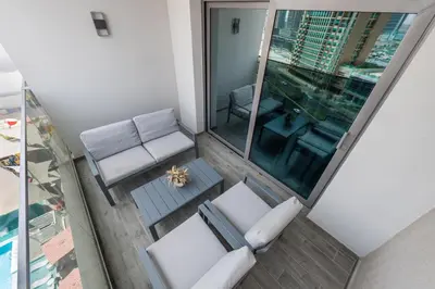 an overhead view of a living room with a couch and chairs at Wohnung im Stadtzentrum von Dubai in Dubai