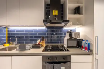 a kitchen with a stove top oven next to a sink at Wohnung im Stadtzentrum von Dubai in Dubai