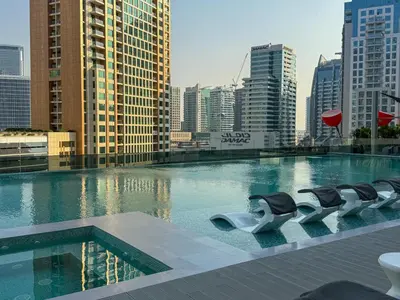 a large swimming pool in a city with tall buildings at Wohnung im Stadtzentrum von Dubai in Dubai