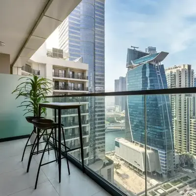 Waves - Modern Apt with Balcony & Canal View in Business Bay