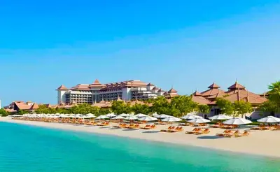 a beach with chairs and umbrellas and a resort at Palm Jumeirah, Studio, Fantastischer Meer-, Beach- und Skyline Blick, Strand in Dubai