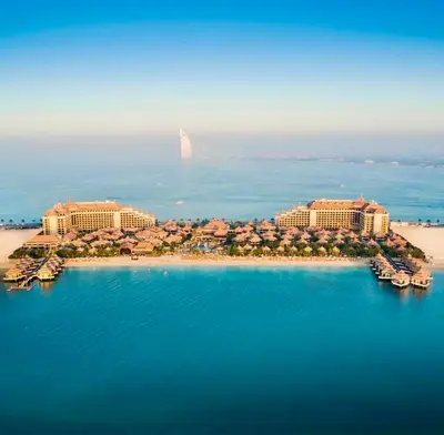 an aerial view of a resort island in the ocean at Palm Jumeirah, Studio, Fantastischer Meer-, Beach- und Skyline Blick, Strand in Dubai