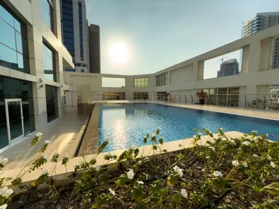 a swimming pool in the middle of a building at Stilvolle Wohnung im Herzen von Dubai in Dubai