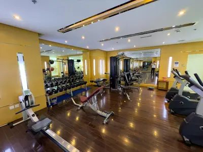 a gym with treadmills and machines in a room at Stilvolle Wohnung im Herzen von Dubai in Dubai