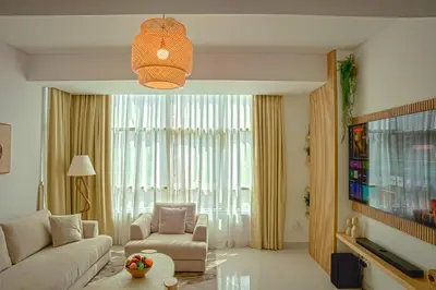 a living room with a couch and a large window at Stilvolle Wohnung im Herzen von Dubai in Dubai