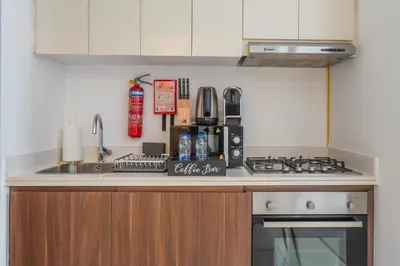 a kitchen counter with a sink and a stove at Wohnung mit Blick auf den Burj Khalifa im Stadtzentrum von Dubai in Dubai