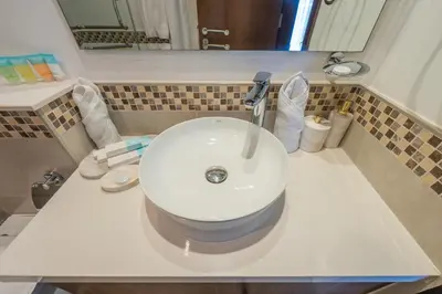 a bathroom sink with a white bowl sink at Wohnung mit Blick auf den Burj Khalifa im Stadtzentrum von Dubai in Dubai