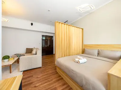 a bedroom with a bed and a living room at Spacious High Floor Apartment Dubai Marina in Dubai