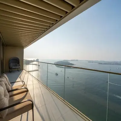 Homes & Beyond I Pristine 2BR with Waterfront view