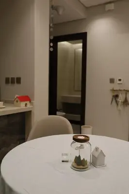a white table with a glass jar on top of it at \u6e29\u99a8\u53ef\u7231\u7684\u6574\u5957\u516c\u5bd3 in Dubai