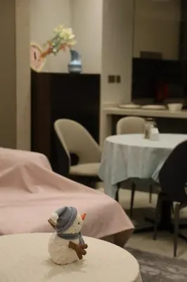 a stuffed animal sitting on a table in a hospital room at \u6e29\u99a8\u53ef\u7231\u7684\u6574\u5957\u516c\u5bd3 in Dubai