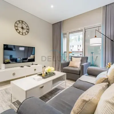 Pool and City View 1BR Near Dubai Water Canal