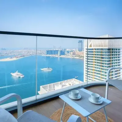 Seafront-side apartment with beach access