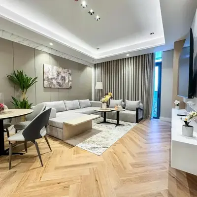 Vserve 1 BR Stay with Stunning Skyline Views