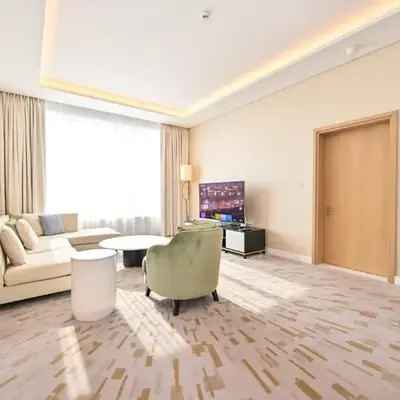 Stylish 1-BR Retreat with Sweeping Views in Palm Tower