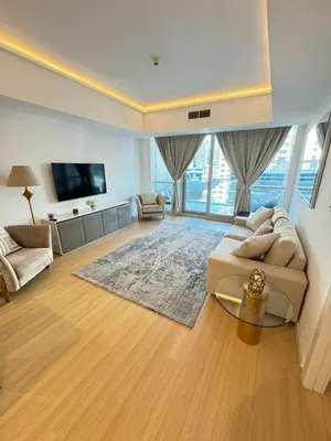 a large living room with a couch and a tv at Appartement Moderne Dubai Marina in Dubai