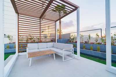 Gallery image of SettlerHomes - Chic Top-Floor Studio Near Metro Link in Dubai