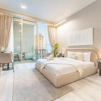 Pool View Studio with Balcony Close to Mall