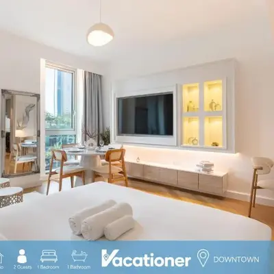 Vacationer I Luxe Studio I Steps to Burj Khalifa & Dubai Mall I Free Parking