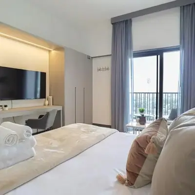 Welhome - Chic Studio with Balcony & City Views in Dubai