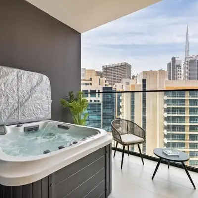 Waves - Luxe Studio with Jacuzzi & City Views