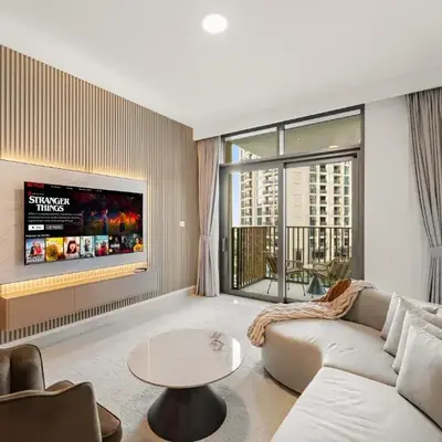 Luxe 1BR with Netflix & Balcony in Creek Harbour