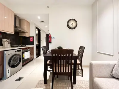 a kitchen and dining room with a table and chairs at Modern Studio Downtown Dubai Luxury & Convenience in Dubai