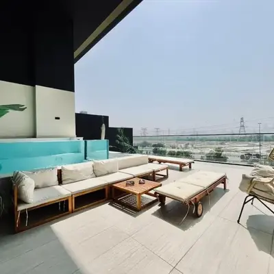 Sun Deck & Sleek Lap Pool Free Gym And Parking!