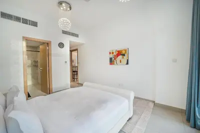 a white bedroom with a white bed in a room at EasyGo-Elavated Urban Living Stylish 3Bedroom townhouse in Dubai