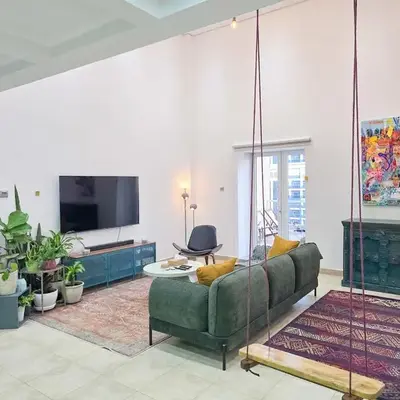 HiGuests - Huge Duplex for Creative Inspiration!