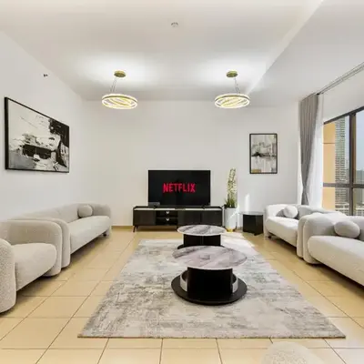 Chic 2-bed Oasis with Marina Views Walk to Beach!
