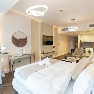 JLT Laguna Tower Spacious Studio with Lake View for 4 Guests