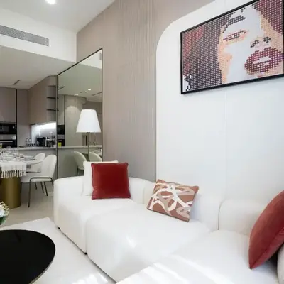 Designer 1BR Apt with Modern and Airy Layout
