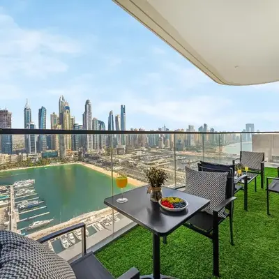 Stylish 2 bedroom - Marina Views - Private Beach
