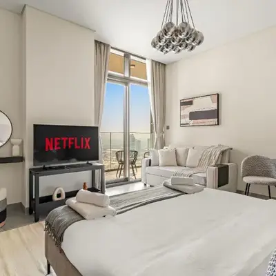 VayK - Elegant Canal View studio in Business Bay