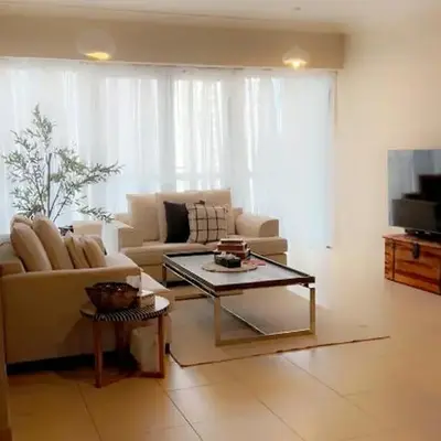 Cozy private master bedroom for solo female in shared home