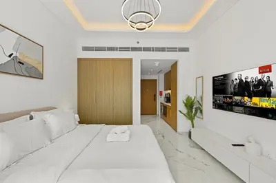 a white living room with a large white bed at Estudio Noor en Dubai Por beBalmy in Dubai