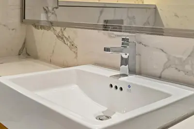 a white sink in a bathroom with a mirror at Estudio Rimal en Dubái por beBalmy in Dubai