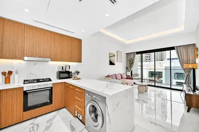 a kitchen with a washer and dryer at Apartamento Dune en Dubái por beBalmy in Dubai