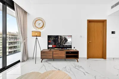a living room with a tv and a large window at Apartamento Dune en Dubái por beBalmy in Dubai